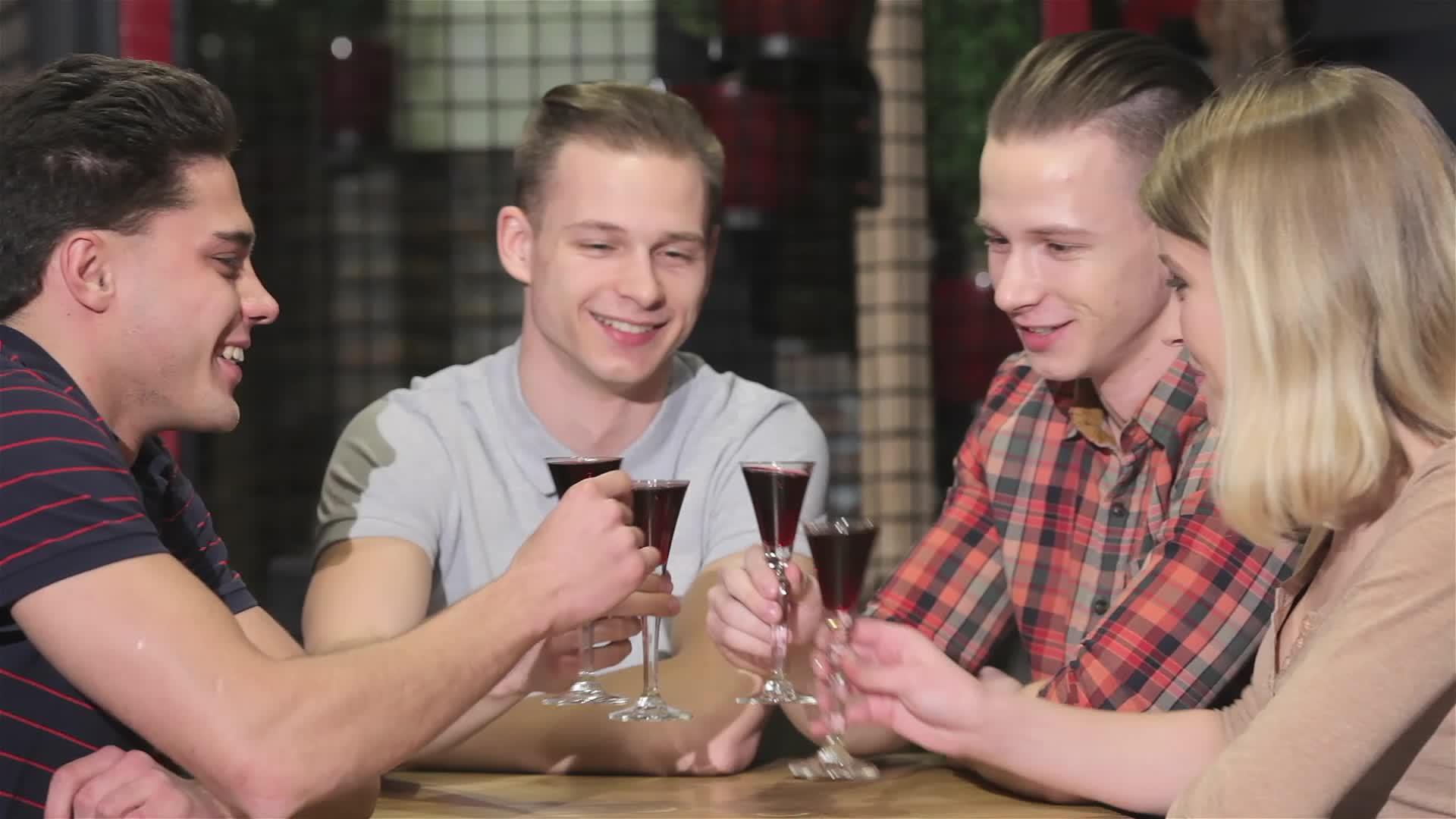 四个年轻人在酒吧喝酒视频的预览图