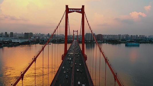 4K航拍极致晚霞下的长江大桥交通视频素材视频的预览图