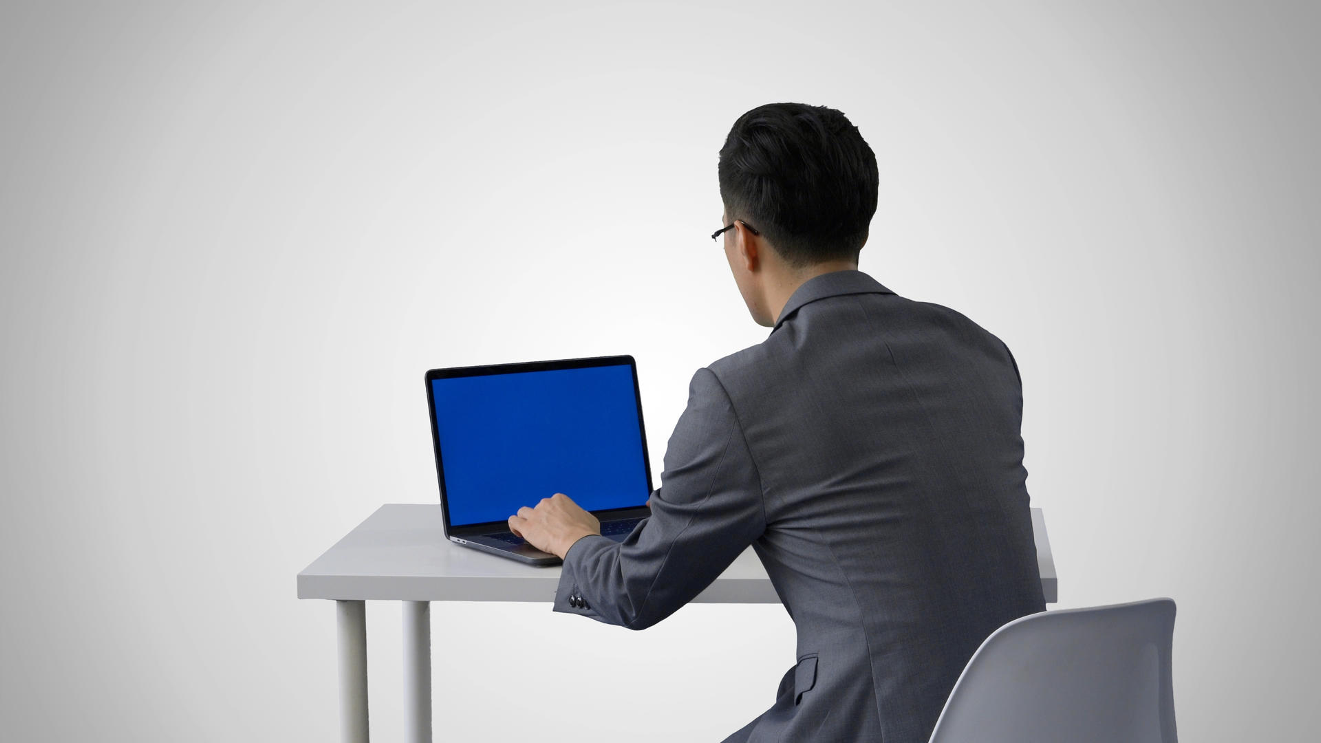 4k灰幕使用蓝幕笔记本的商务人士背影视频的预览图