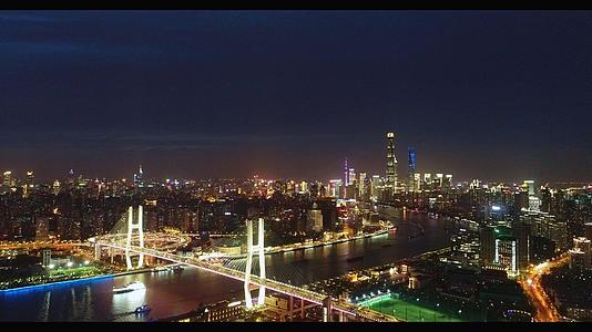 4K上海浦东新区南浦大桥夜晚航拍视频的预览图