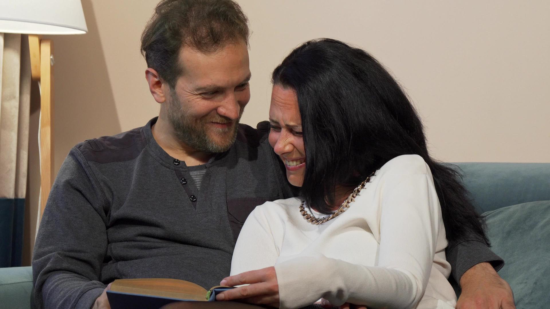 读书时已婚成熟的夫妇一起笑视频的预览图
