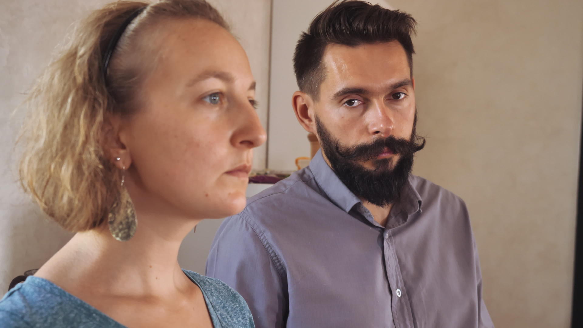 丑闻发生后一对已婚夫妇站在厨房里视频的预览图