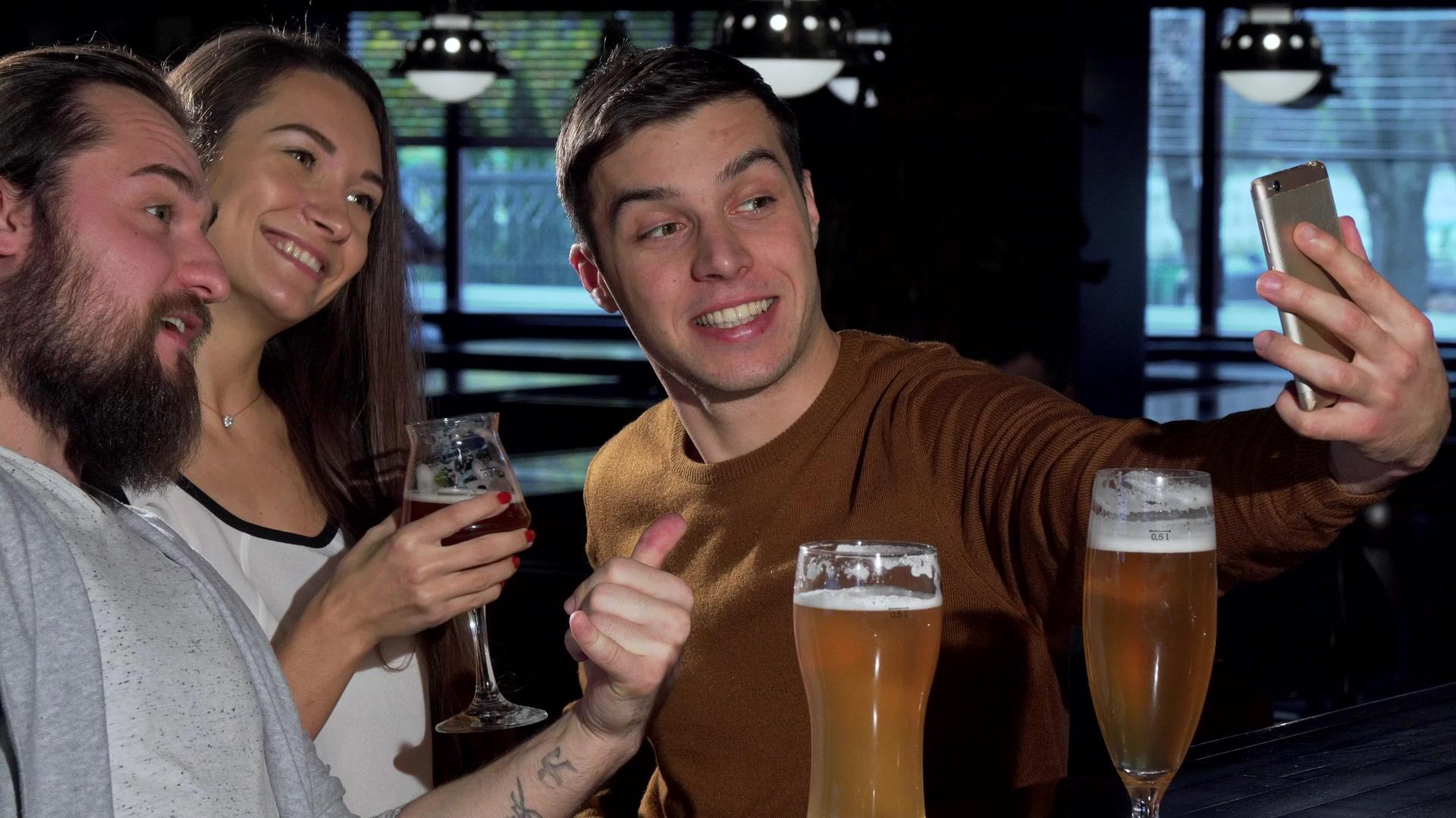 一群朋友用智能手机自拍一起喝酒喝啤酒视频的预览图
