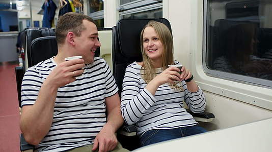 男人和女人在火车上喝茶视频的预览图
