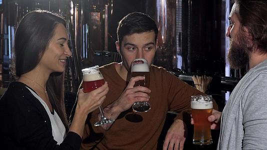 一群朋友在酒吧喝酒喝工艺啤酒视频的预览图