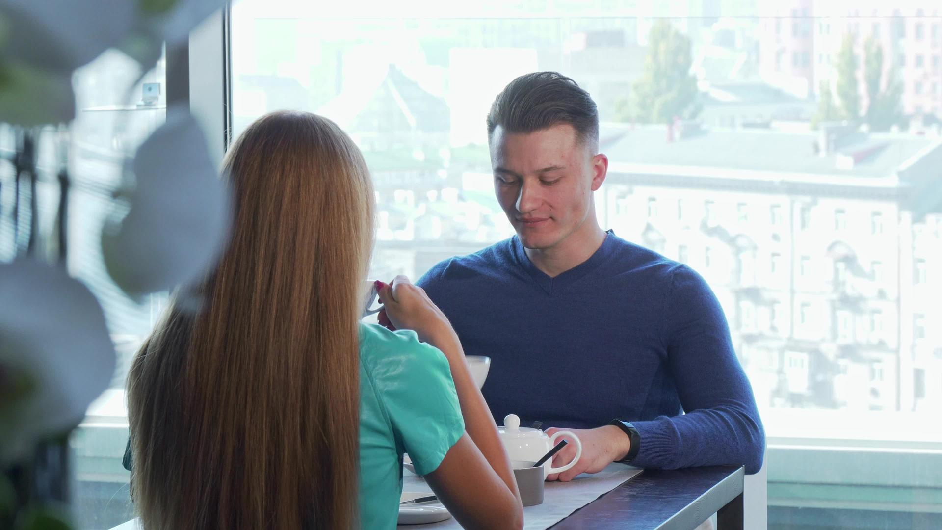 英俊英俊的男性伴侣与女友约会享受早餐视频的预览图