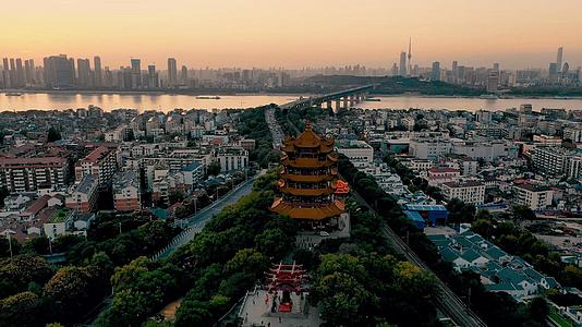 4K航拍晚霞天的武汉城市地标黄鹤楼和城市风光视频的预览图