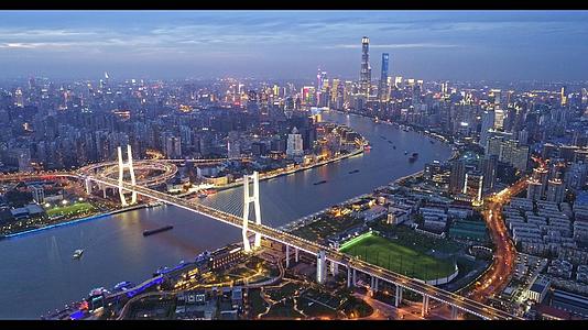 4K上海南浦大桥城市建筑桥梁高架桥高视角夜晚航拍视频的预览图