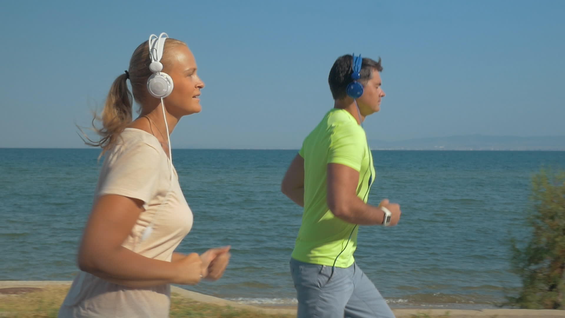 海滩上双对耳机慢跑视频的预览图