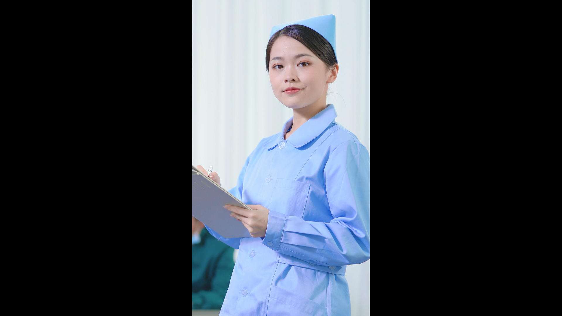 护士记录病例竖构图视频视频的预览图