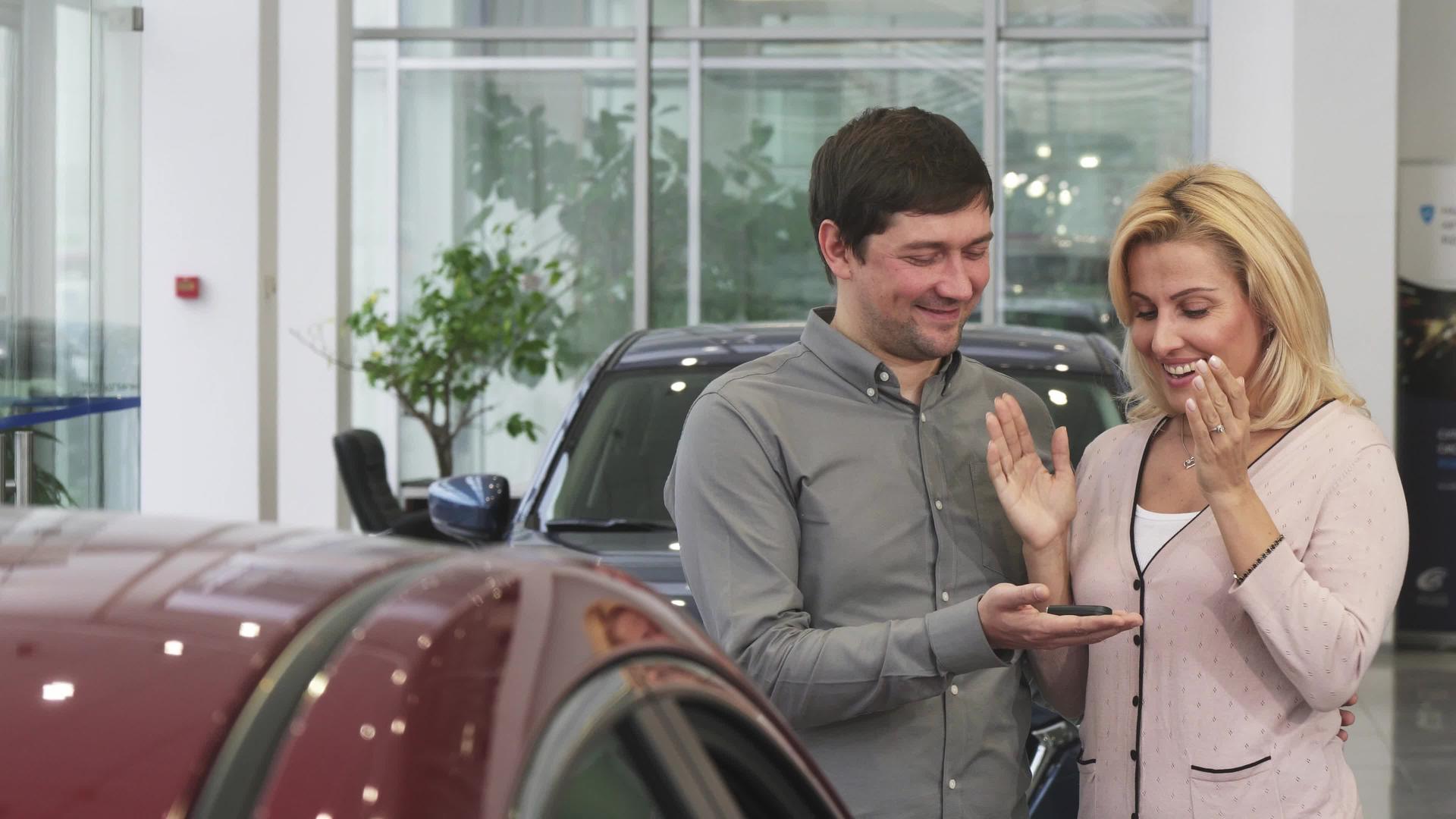 一个快乐的成年女人从她情人的丈夫那里得到一辆车作为礼物视频的预览图