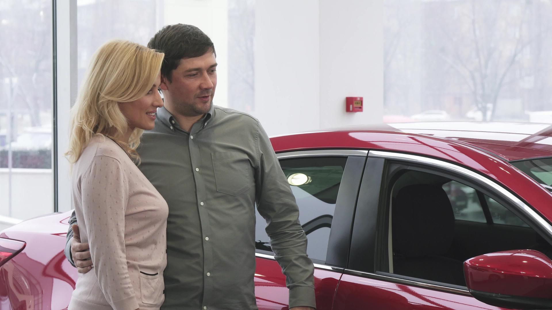 快乐成熟的情侣在经销商展厅买一辆新车视频的预览图