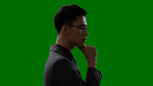 4k绿幕合成抠像商务男性沉思动作旋转视频视频的预览图