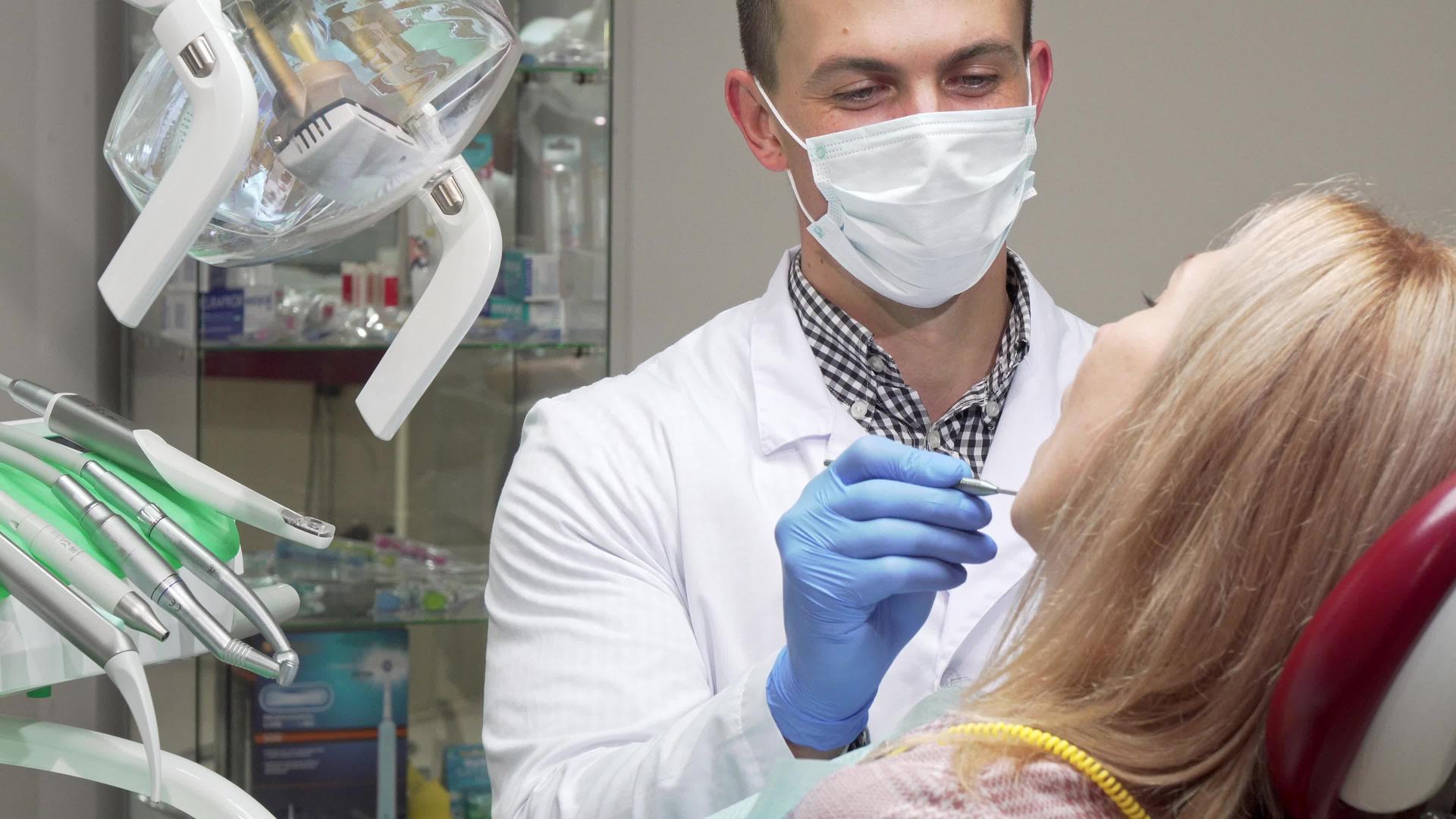 戴医用面具检查女性患者的牙齿视频的预览图
