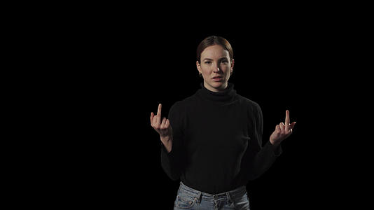年轻立的背景下年轻女性使用两个中指的中间手指视频的预览图