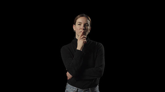 在孤立的背景下年轻女性用食指思考脸颊视频的预览图