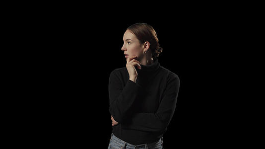 在孤立的背景下年轻女性用手思考下巴视频的预览图