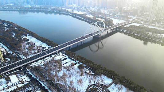 4K大气航拍沈阳地标三好桥冬季车流视频的预览图