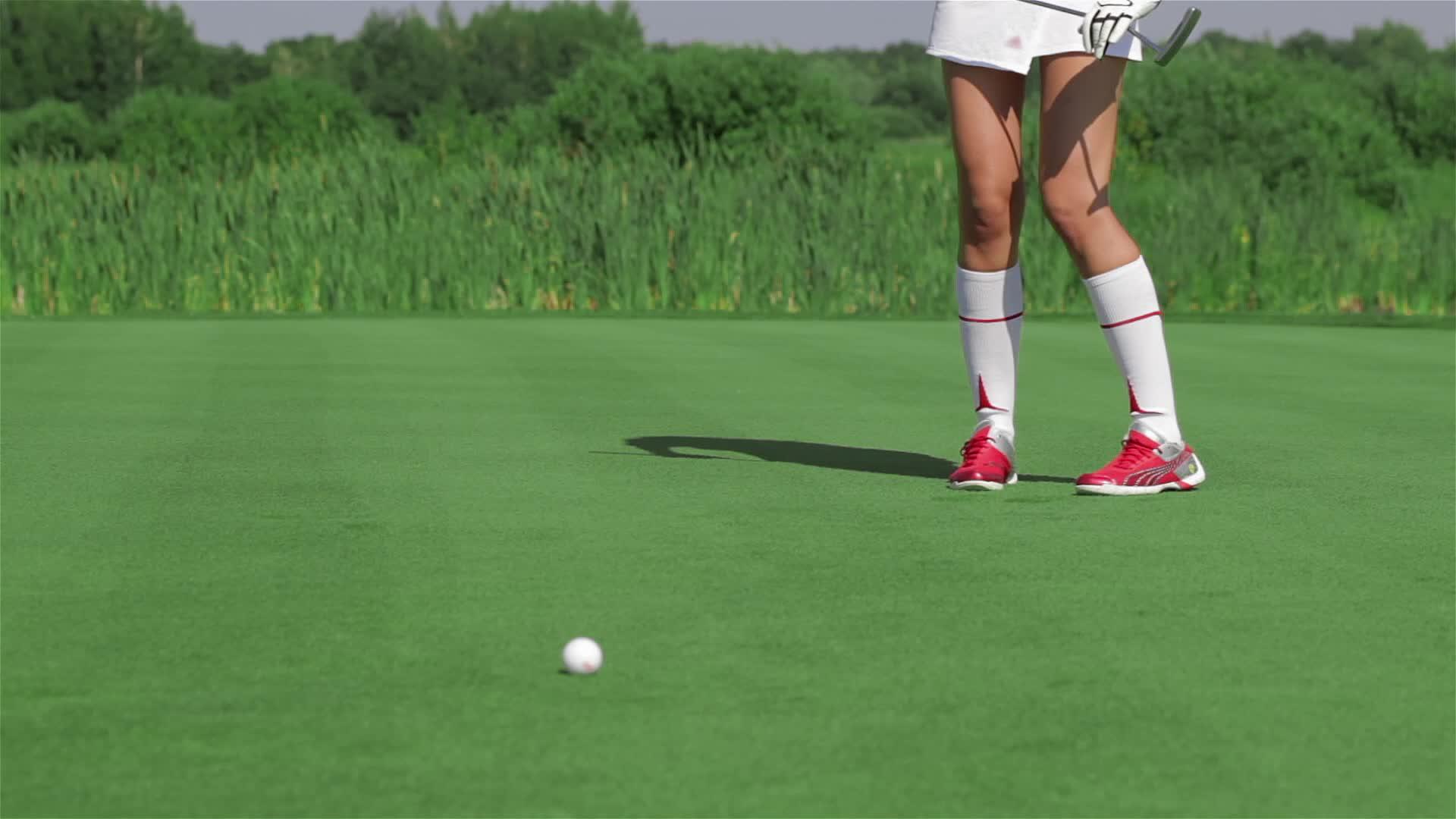 女人跪在高尔夫球场视频的预览图