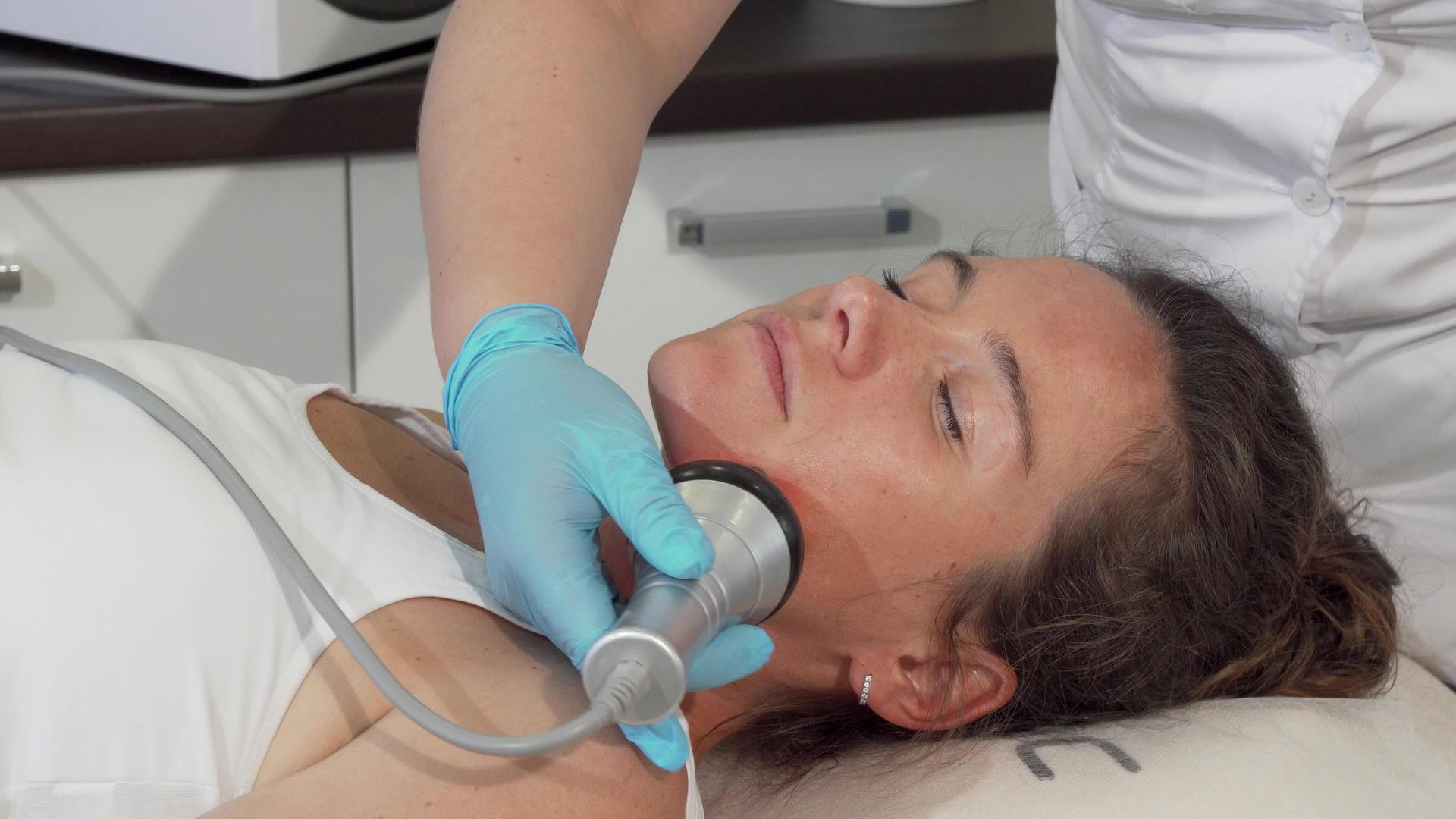 成年成熟可爱的女性获得面部移动手术治疗视频的预览图