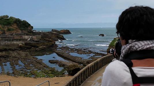 拍摄海洋照片的女性摄影师视频的预览图