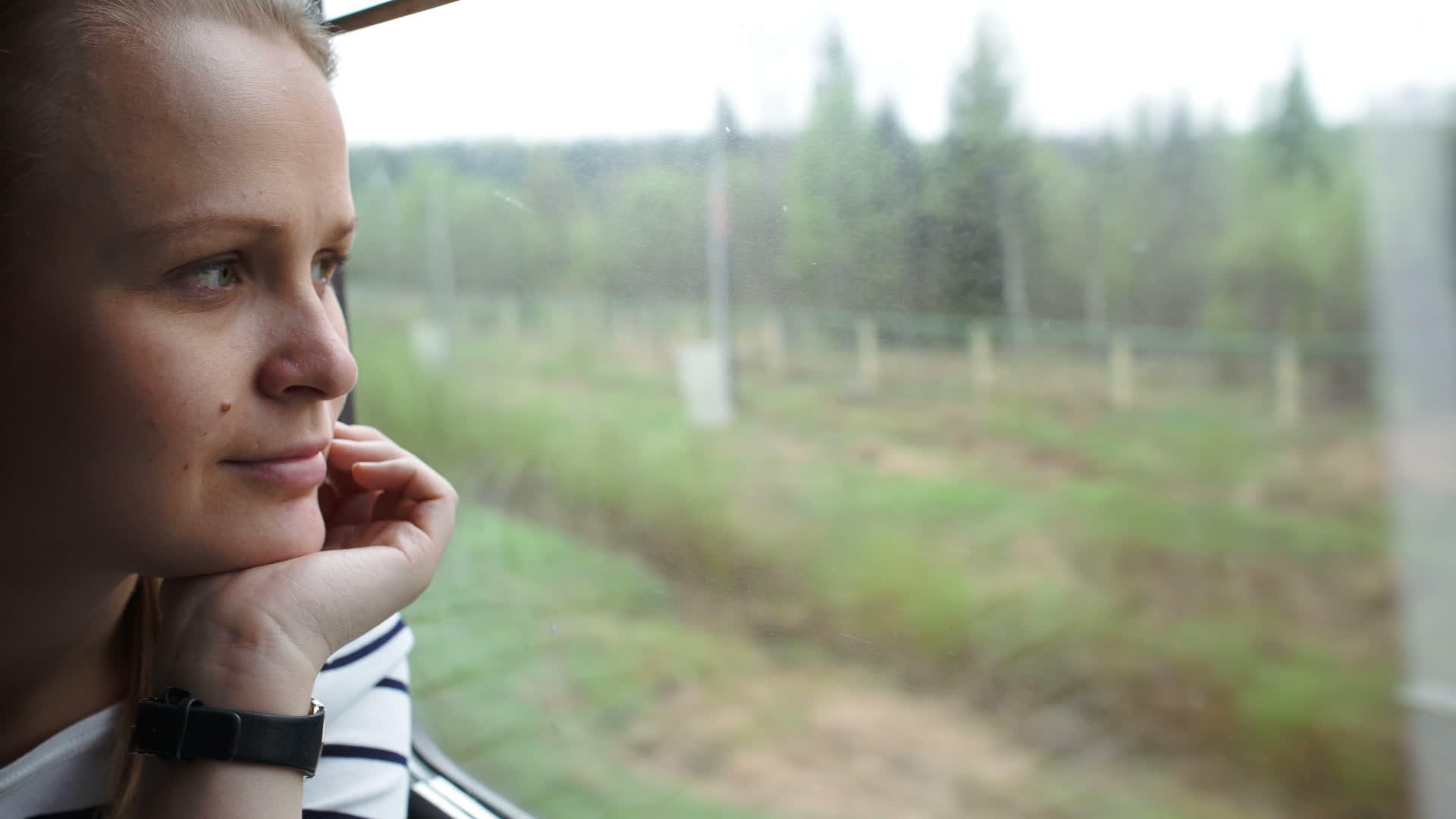 年轻女性从火车窗外向外看视频的预览图