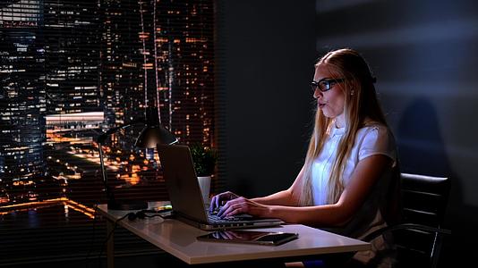 女性在眼镜中寻找完美的解决方案在互联网上为她的商业策略视频的预览图