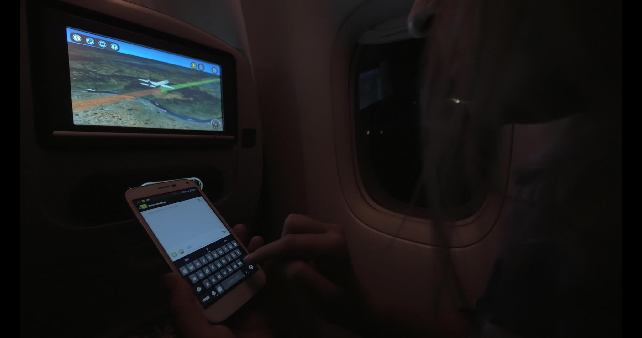 女人和女人在晚上飞行时打字视频的预览图