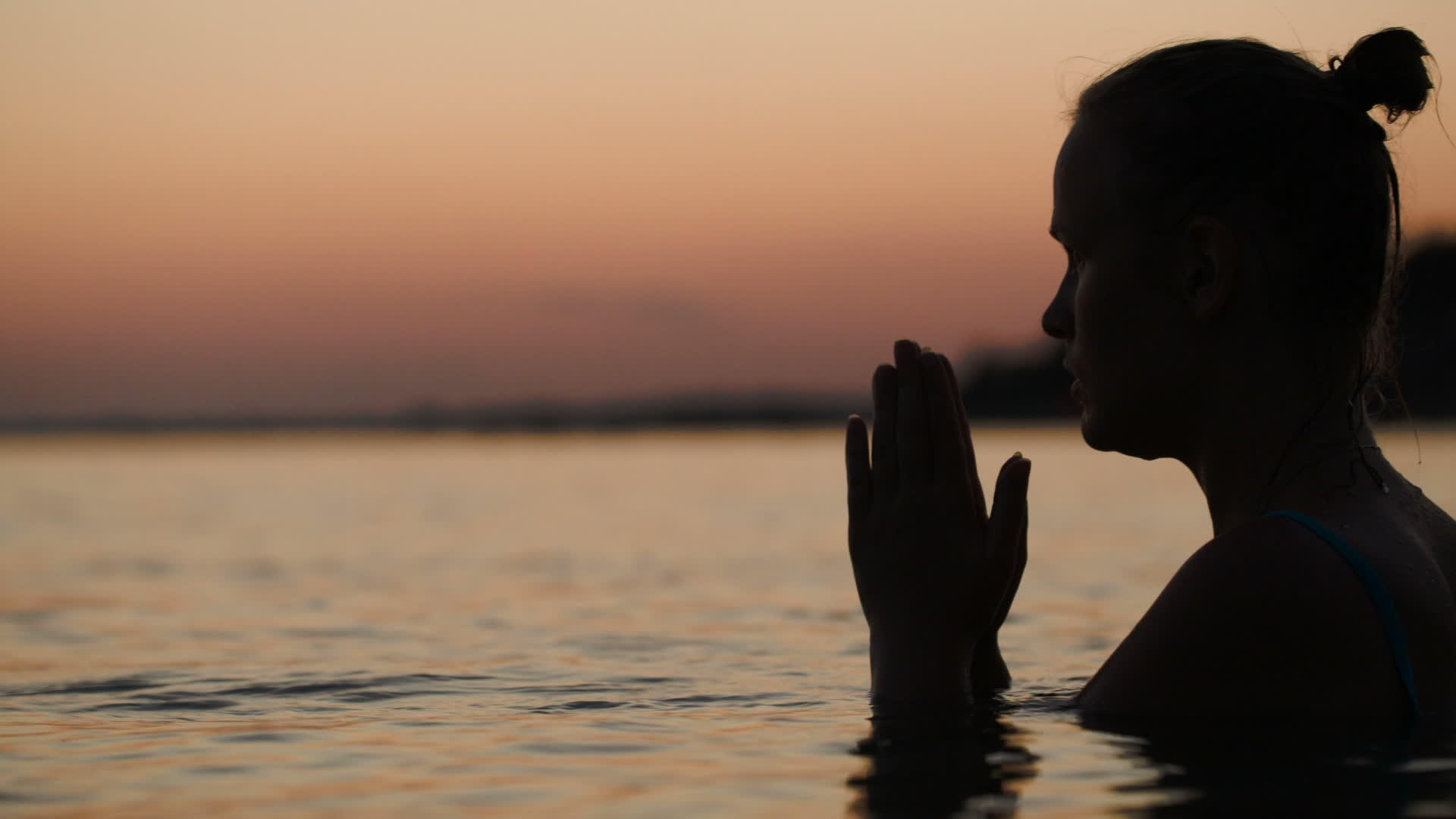 女人在水中祈祷或冥想视频的预览图