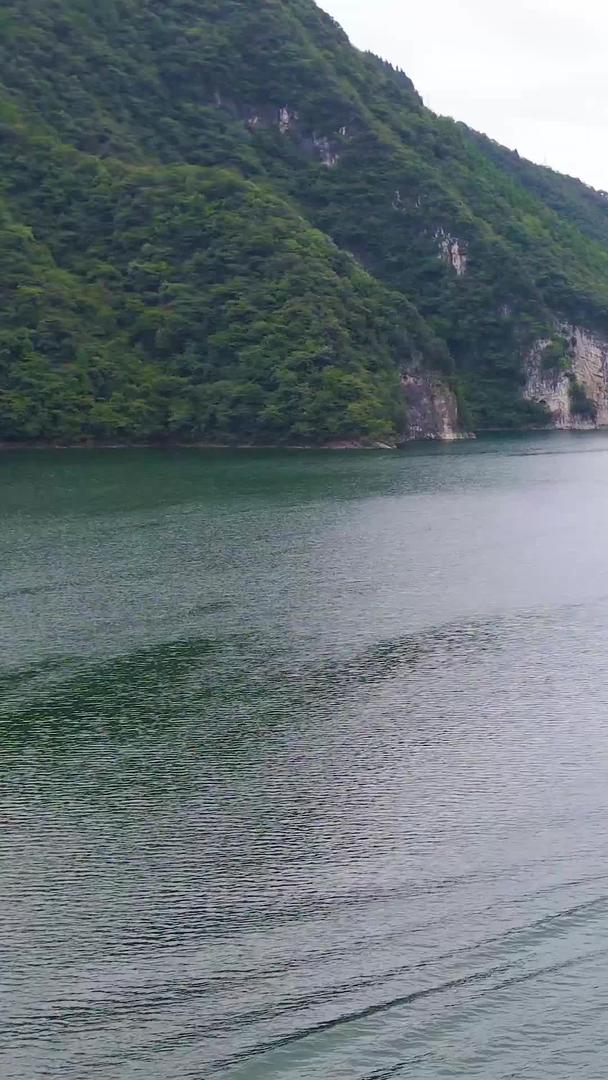 航拍清江游船绿水青山游客视频的预览图