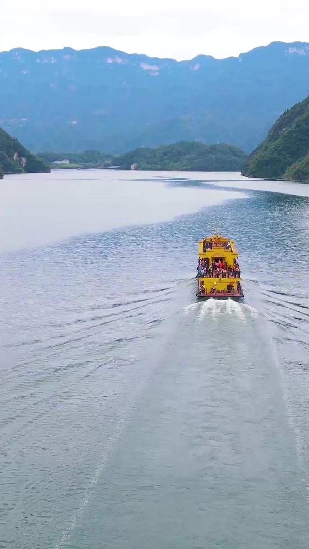 航拍清江游船绿水青山游客视频的预览图