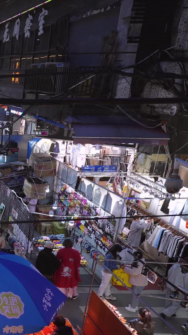 城市街景夜市购物购物人群市场生活素材视频的预览图