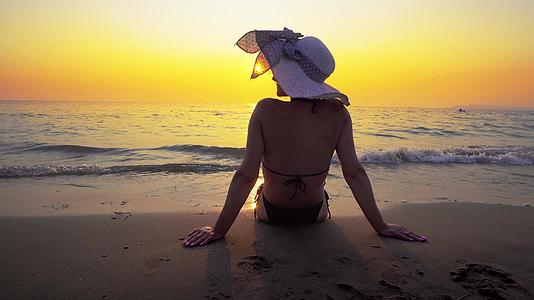 夏日生活方式肖像美丽的晒黑女人戴着草帽坐在热带岛屿上视频的预览图