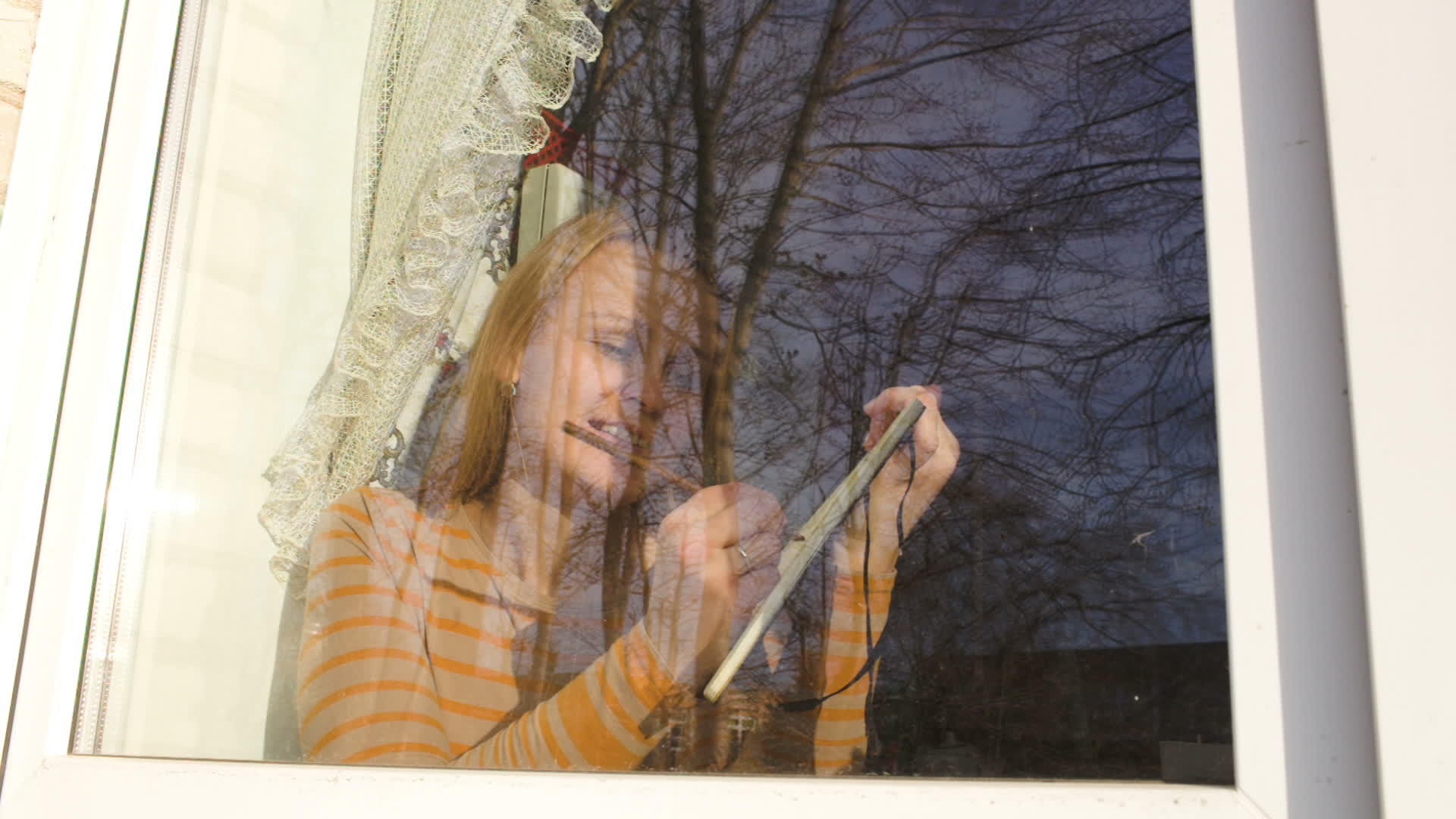 女人在窗口做草图视频的预览图