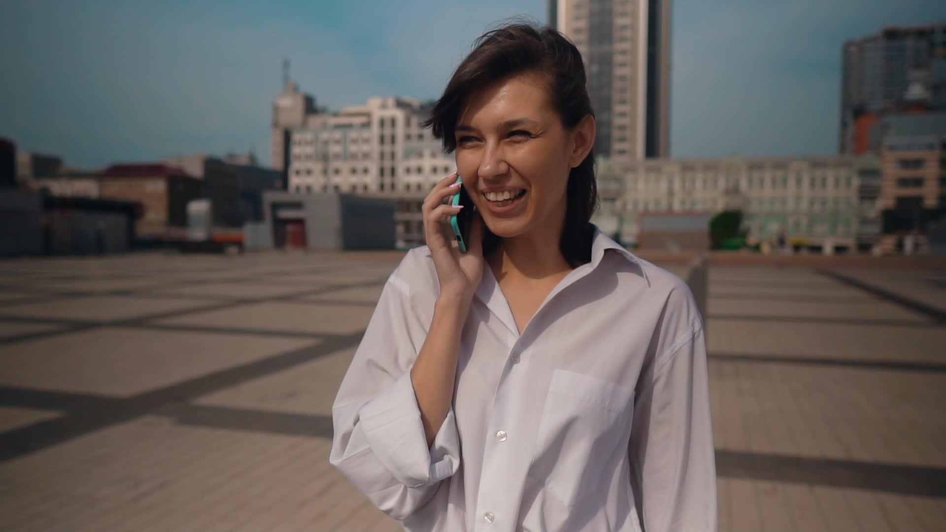 快乐女性在城市使用手机视频的预览图