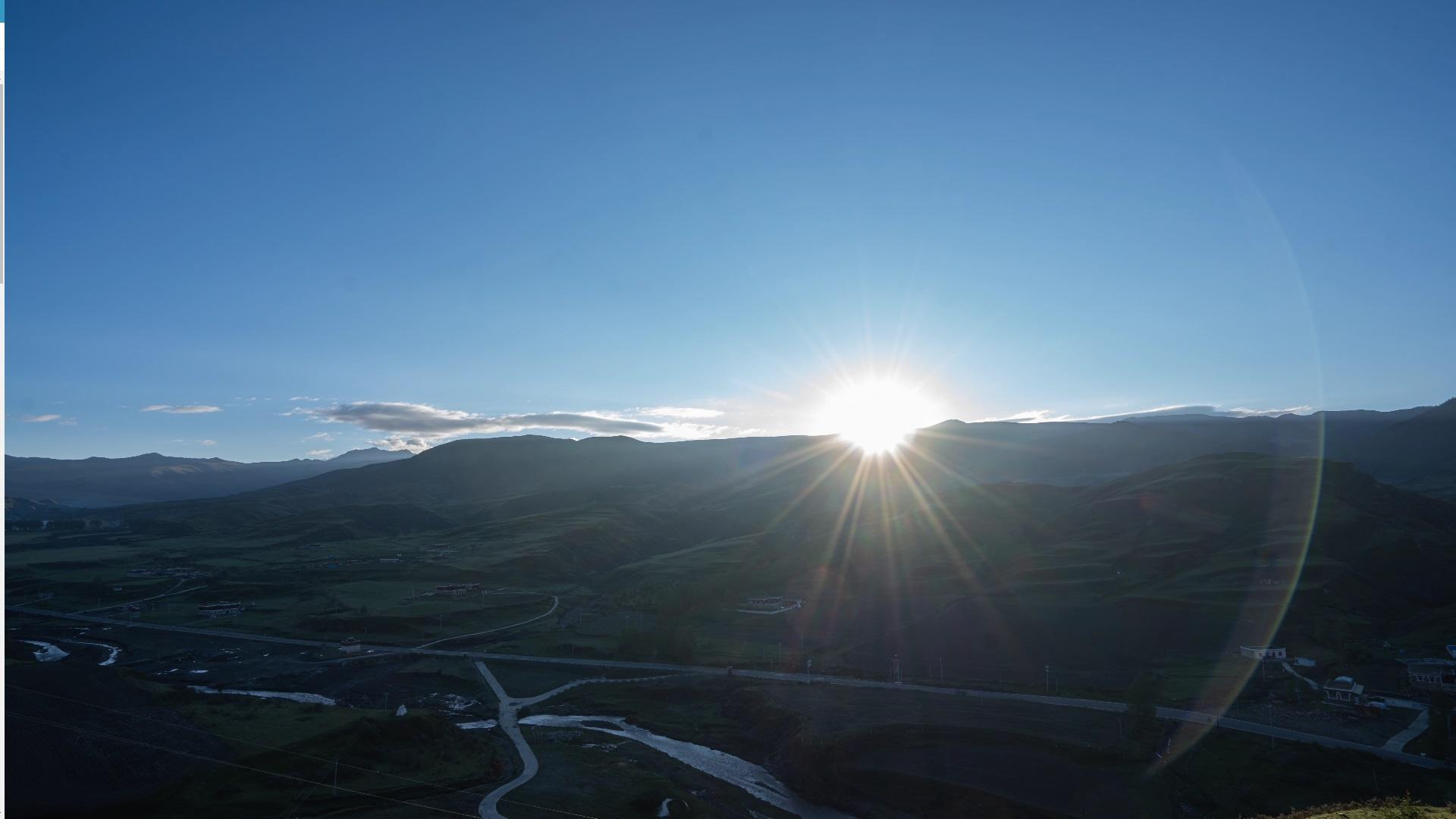 8K甘孜州大草原上的日出视频的预览图