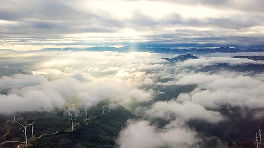 风力发电4k航拍大好河山云山云海视频的预览图