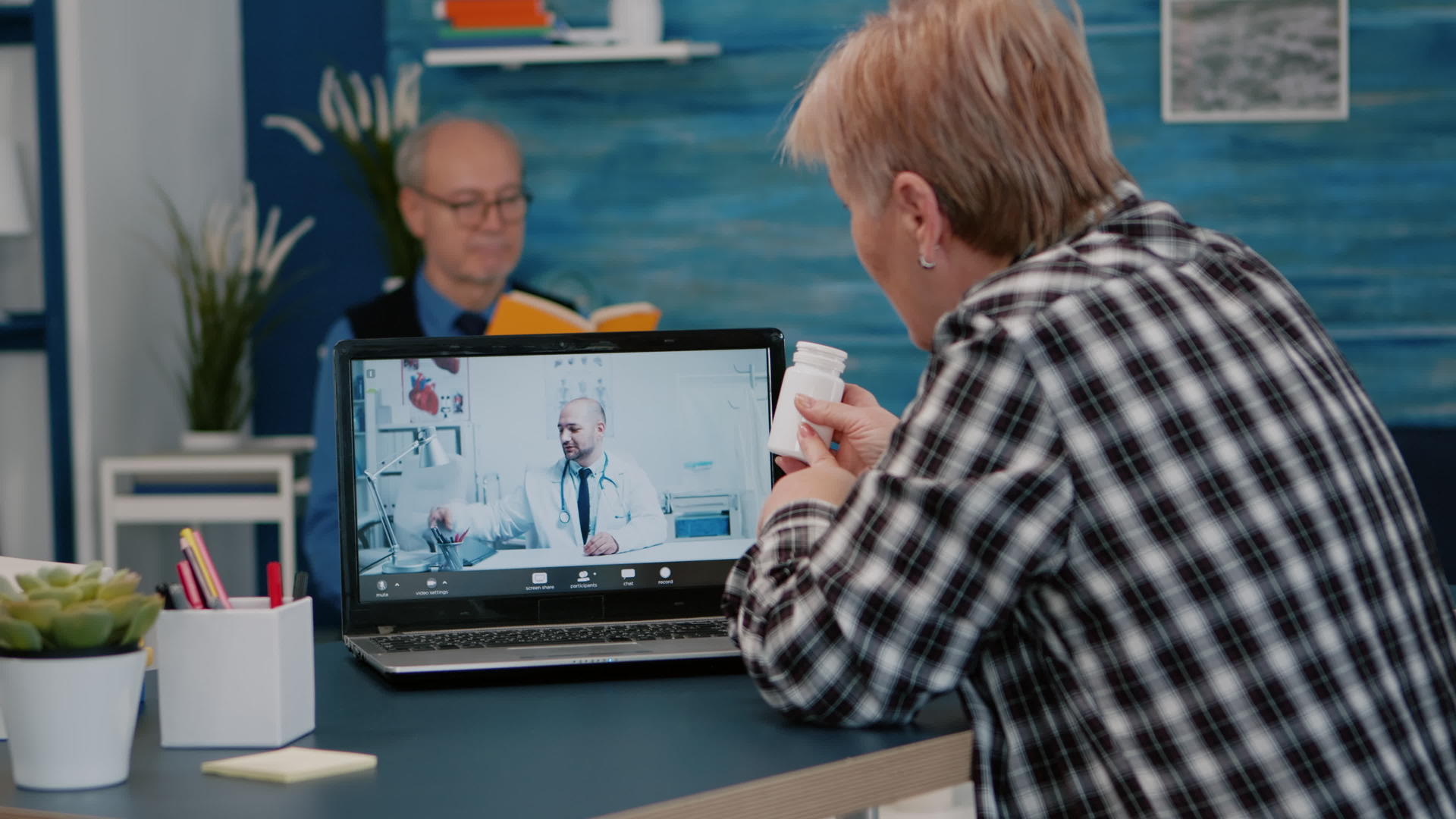 年轻男性男医生通过远程医学在线与老年女性患者交谈视频的预览图