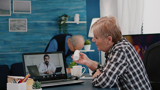 远程医生使用网络摄像头向老年妇女开药视频的预览图