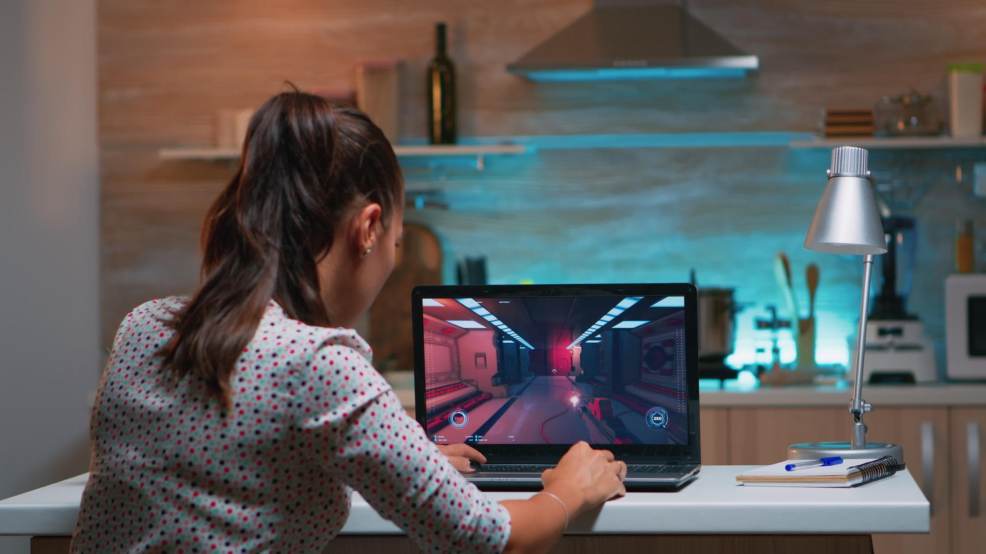 玩家在家里的笔记本电脑上玩专业游戏视频的预览图