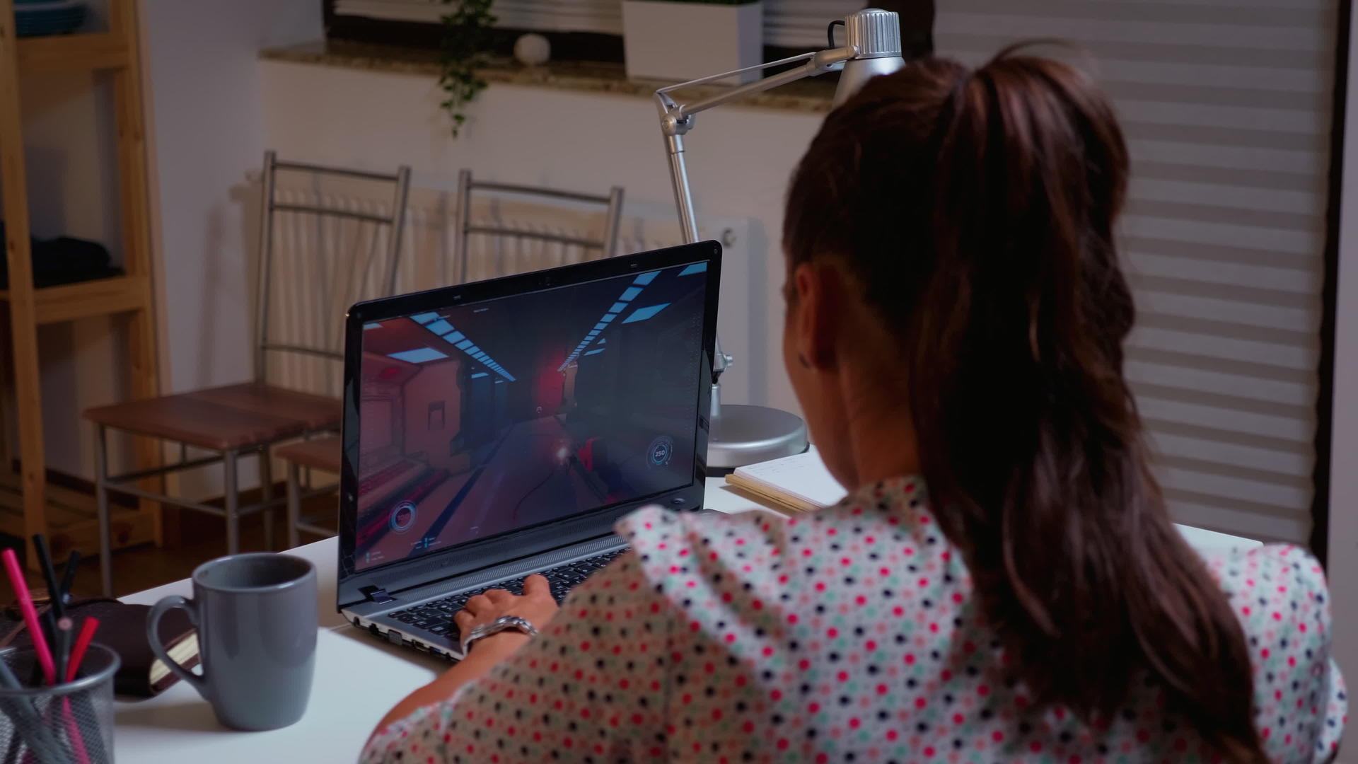 女性游戏玩家在家玩电子游戏视频的预览图