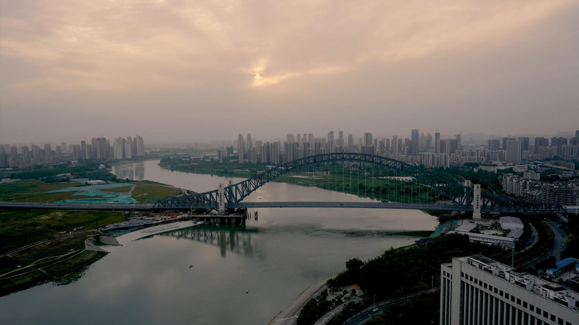 4K新落成的汉江湾大桥和城市风光延时视频素材视频的预览图