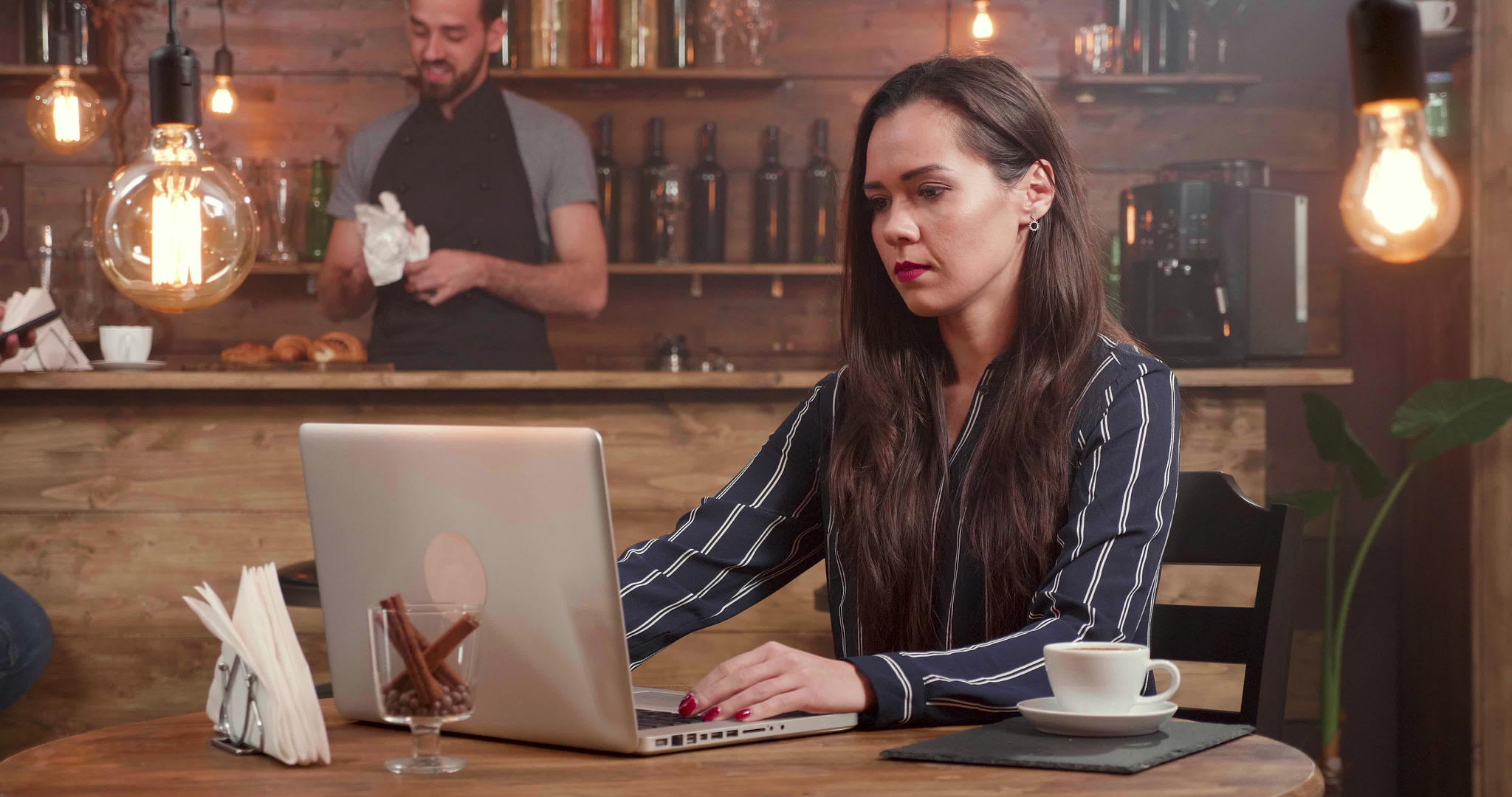 年轻有创意的年轻女性关掉笔记本电脑离开一家小咖啡馆视频的预览图