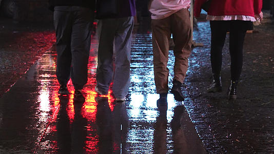 城市夜晚雨夜湿滑地面逛街人物背影4k素材视频的预览图