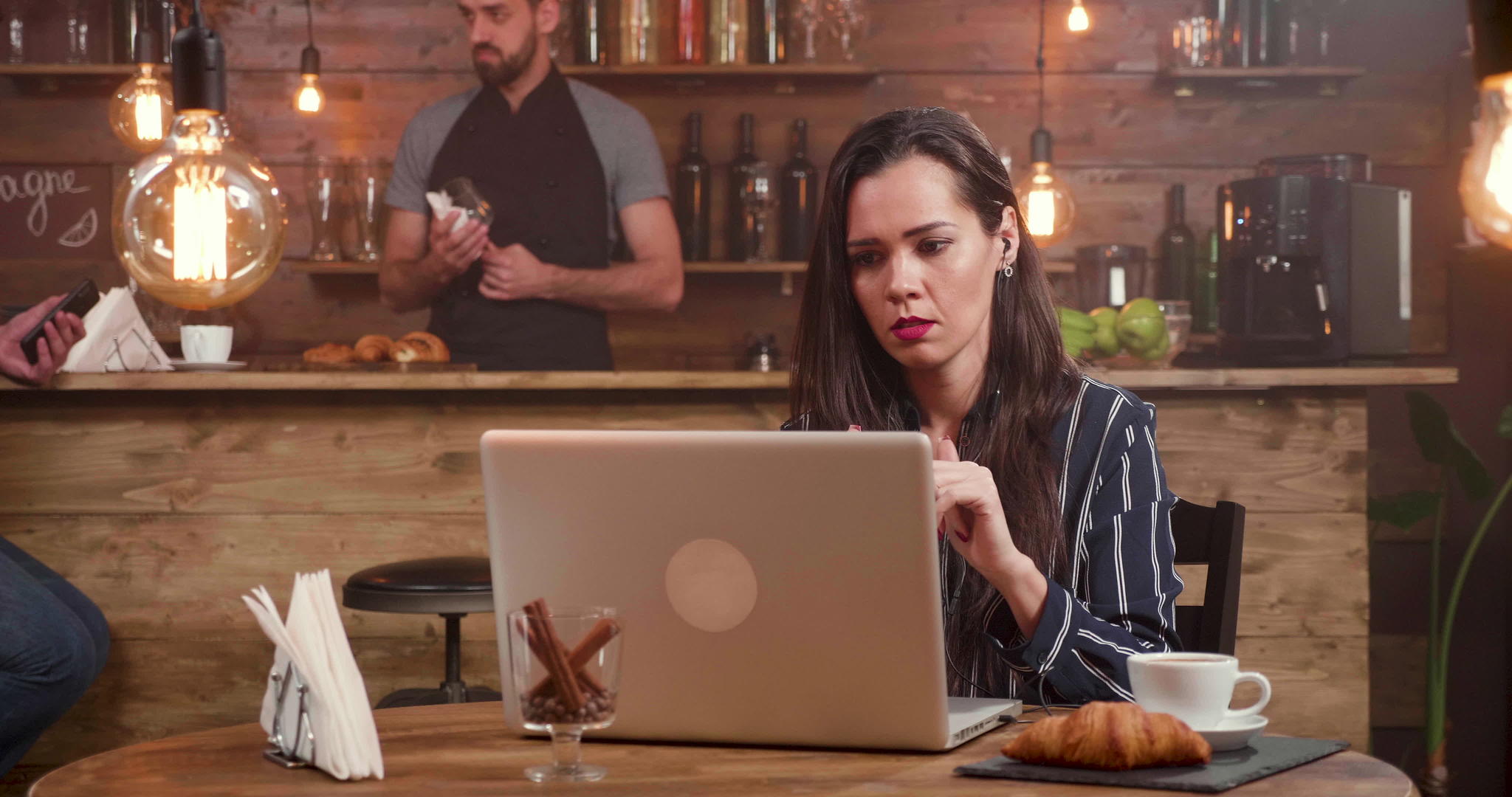 女企业家和女企业主在午餐休息时在网络摄像头上聊天视频的预览图