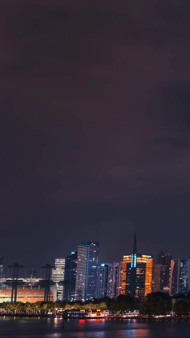 广州城市地标双子塔夜景商务建筑视频视频的预览图