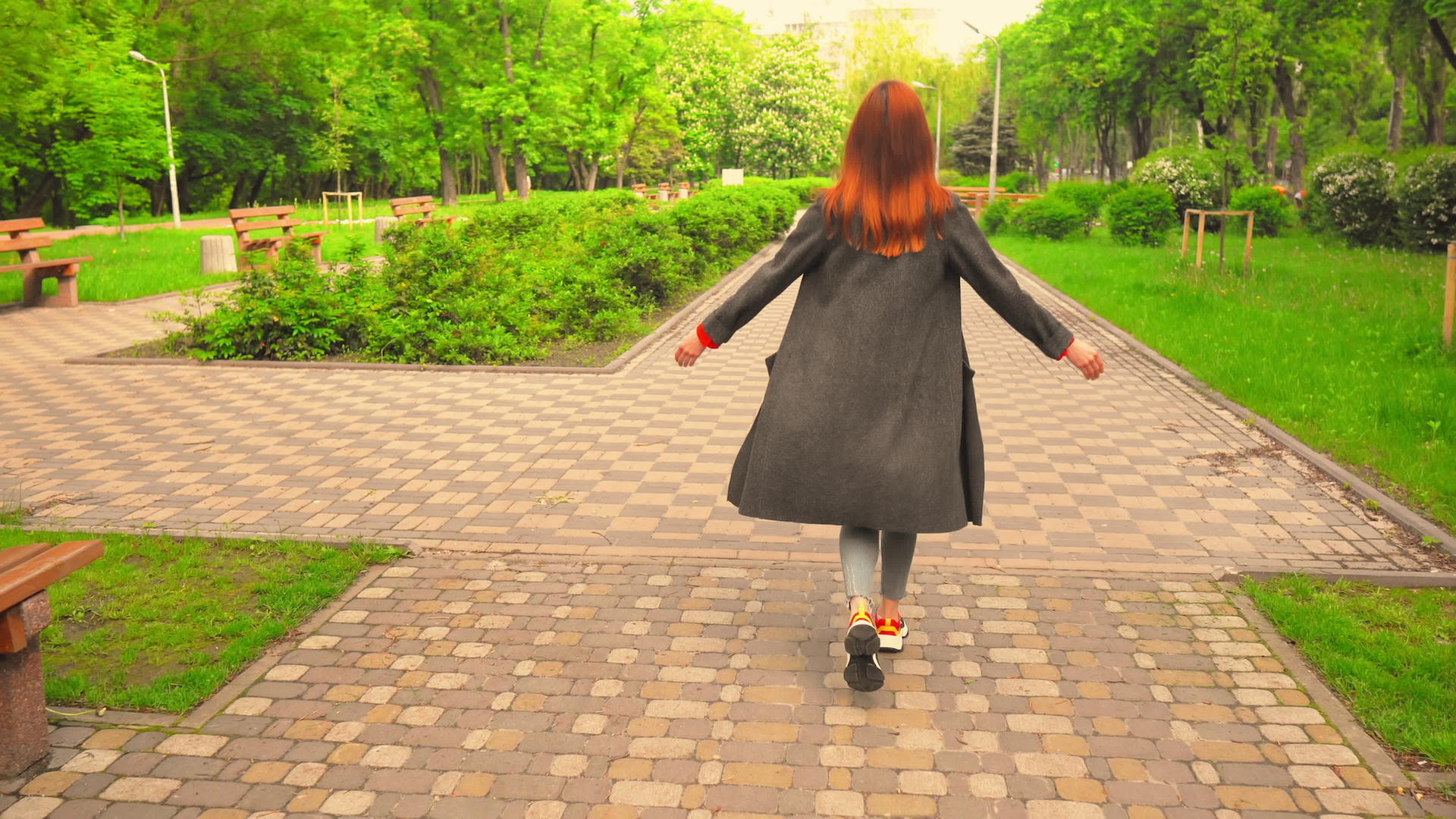 红头发的女孩转身在路边散步视频的预览图