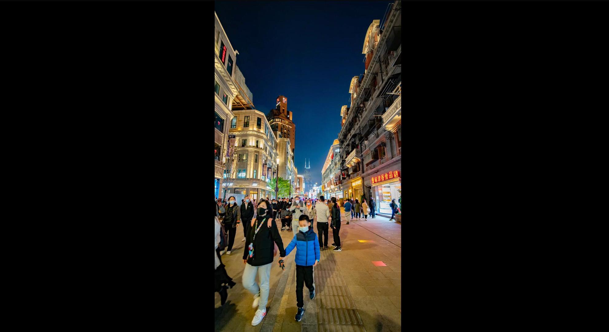 8k竖拍上海南京东路城市地标人流商城大范围移动延时视频的预览图