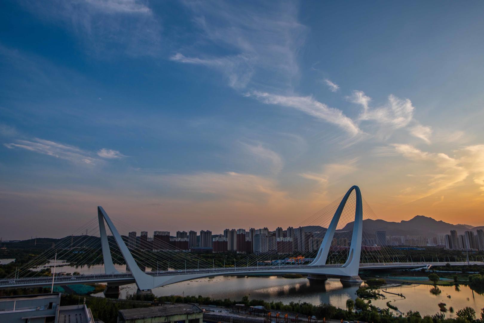北京新首钢大桥白转夜8K延时视频的预览图