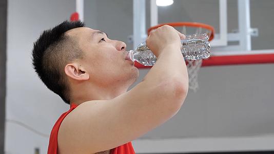 篮球运动员喝水视频的预览图
